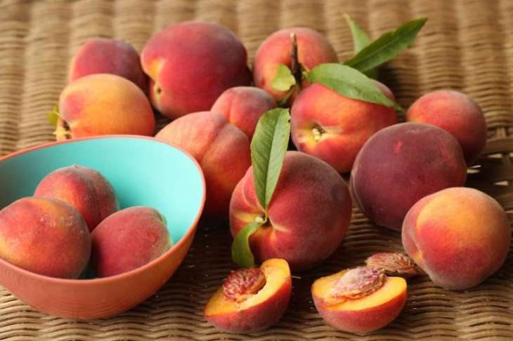 Диетологи объяснили, кому опасно есть персики