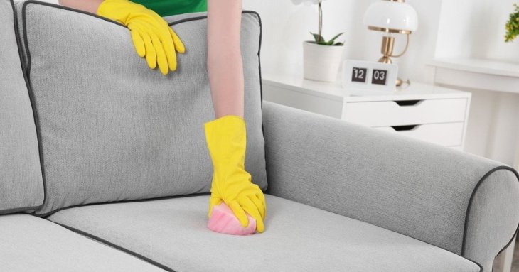 Як почистити диван в домашніх умовах від плям, забруднень, запаху