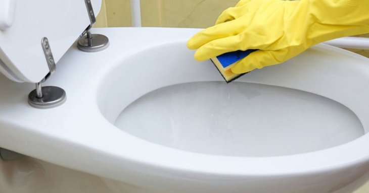 Стара сантехніка сяятиме, неначе нова: як відчистити унітаз від жовтизни й вапняного нальоту