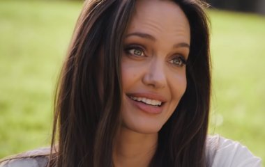 В пижамных брюках за $1650: Анджелина Джоли с дочками сходила на шопинг, фото