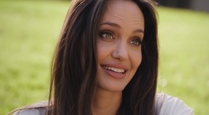 В пижамных брюках за $1650: Анджелина Джоли с дочками сходила на шопинг, фото