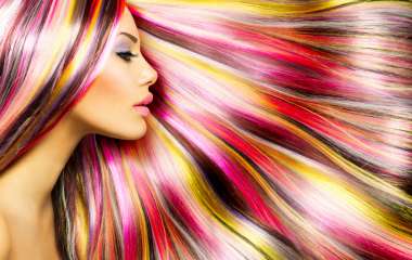 Тренд сезона — цветные волосы, фото ярких образов для девушек.