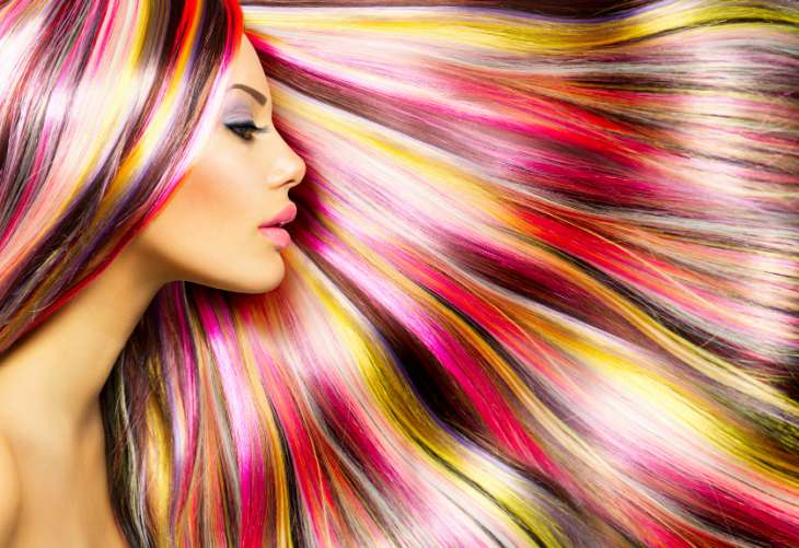 Тренд сезона — цветные волосы, фото ярких образов для девушек.