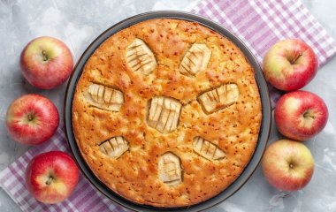Самый быстрый яблочный пирог: ароматная выпечка на сковороде
