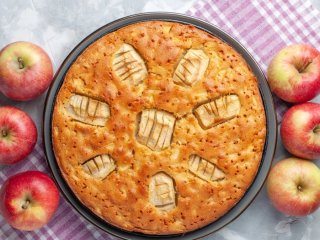 Самый быстрый яблочный пирог: ароматная выпечка на сковороде