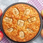 Самый быстрый яблочный пирог: ароматная выпечка на сковороде