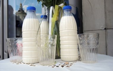 Названо провокуючий рак грудей напій