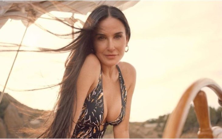 60-летняя Деми Мур в мини-бикини очаровала стройной фигурой