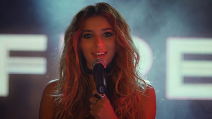 Регина Тодоренко покорила красотой в пятнистом платье