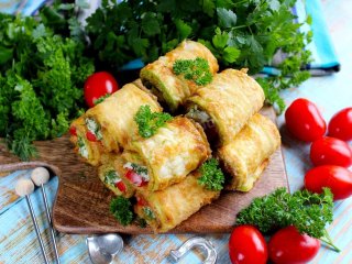 Вкуснее голубцов: сочные кабачковые рулетики с начинкой