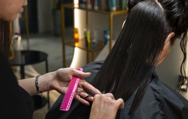 Повернення легенди: в моді знову стрижка з 90-х, яку люблять усі світові зірки