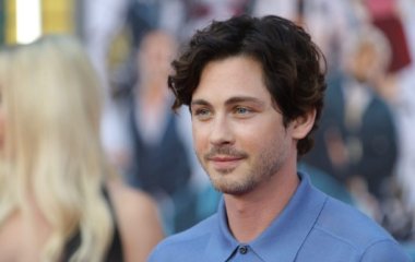 Звезда «Перси Джексона» Логан Лерман обручился с возлюбленной