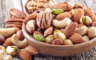 Гастроентеролог назвала найкорисніші продукти для перекушування на роботі
