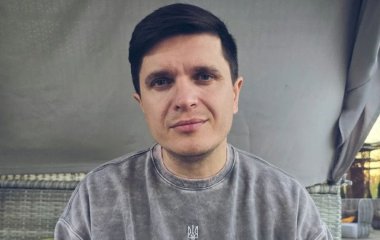 Відомий український ведучий дістав серйозну травму та показався в кріслі колісному
