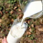 Врач развенчала главный миф о молоке и сообщила, кому его пить нельзя
