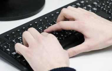 Червоні очі та неуважність – медик назвала симптоми інтернет-залежності дітей