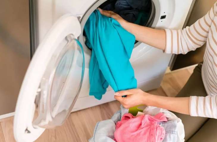 Почему нельзя оставлять вещи в стиральной машине: последствия такой привычки