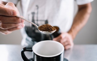 Так лучше не делать: почему не стоит заваривать кофе в чашке