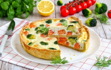 Сытно и вкусно: рецепт пирога с семгой и яйцами