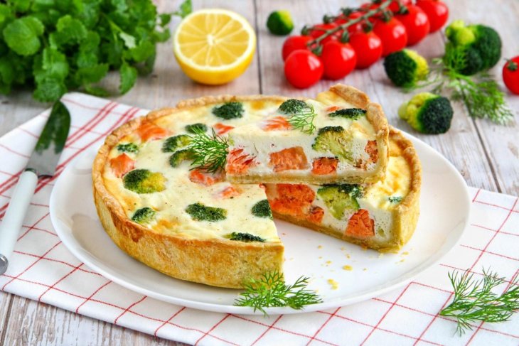 Сытно и вкусно: рецепт пирога с семгой и яйцами
