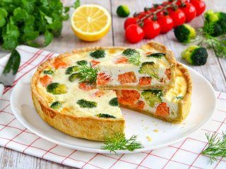 Сытно и вкусно: рецепт пирога с семгой и яйцами