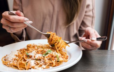 Експерт пояснила, чому сучасні продукти змушують нас переїдати