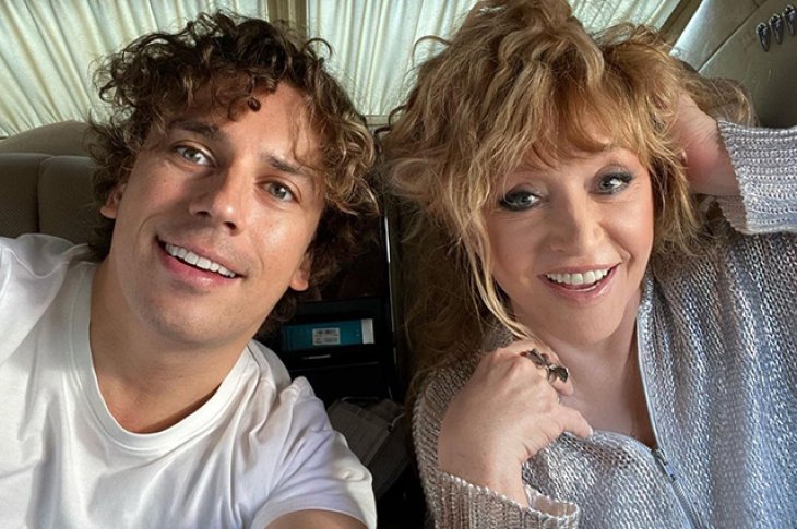 Жители Грязи ополчились на Аллу Пугачеву и Максима Галкина за разбитые в деревне дороги