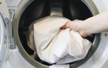 Як легко вивести плями від косметики та поту з одягу: дієві поради експертки