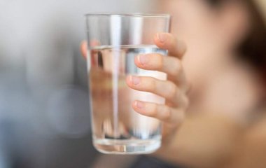 Уролог розповів про шкоду мінімального вживання води у спеку