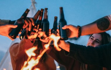 Лише одиниці здогадаються: чому пляшки для пива коричневі або зелені