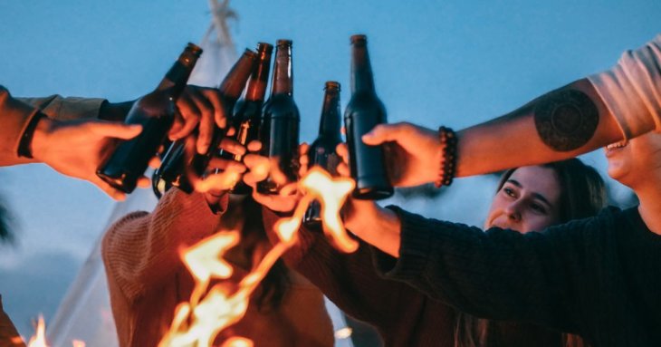 Лише одиниці здогадаються: чому пляшки для пива коричневі або зелені