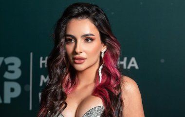 Анна Тринчер в корсете и стрингах посветила сочными ягодицами на Бали