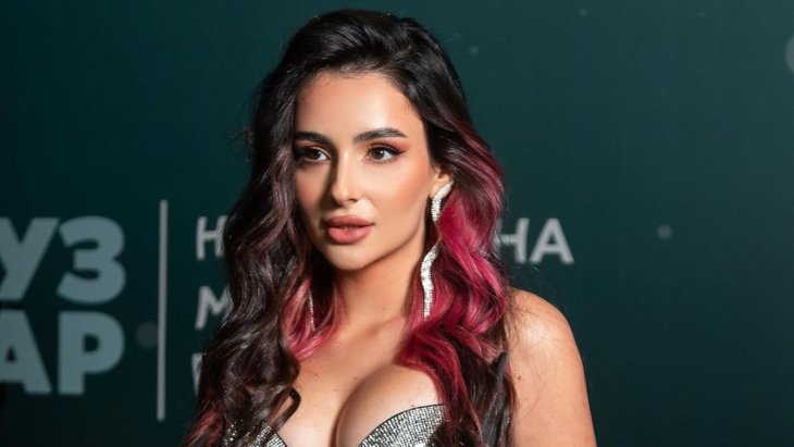 Анна Тринчер в корсете и стрингах посветила сочными ягодицами на Бали