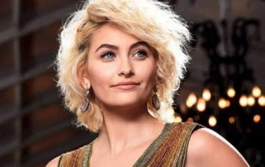 Пэрис Джексон избавилась от татуировок и надела мини