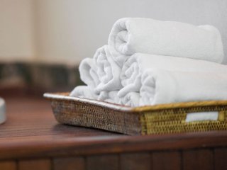 Чому елітні готелі уникають кольорових рушників: до чого тут психологія