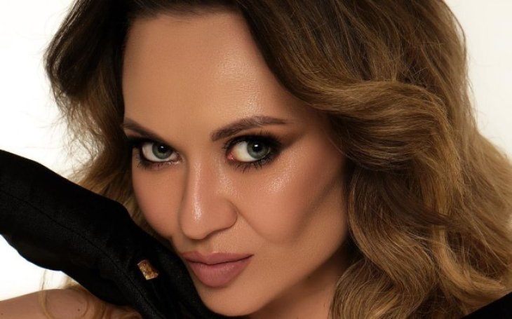 Анна Саливанчук в свое 38-летие ошеломила стройной фигурой в роскошном платье с глубоким декольте