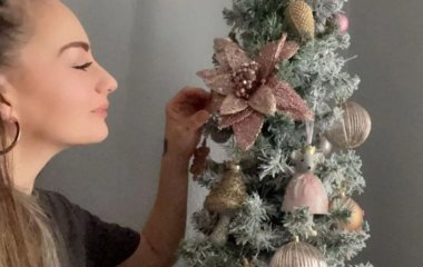 Жінка кинула роботу, щоб прикрашати ялинки: скільки вона заробляє