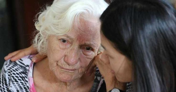10 ознак в батьківському домі, які вказують на те, що вони сумують за вами