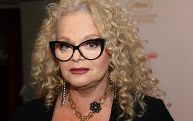 Лариса Долина вышла на сцену в блестящем костюме