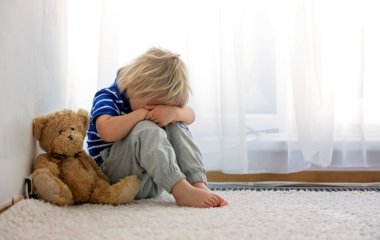 От них трудно избавиться: 6 психологических травм из детства, которые калечат на всю жизнь