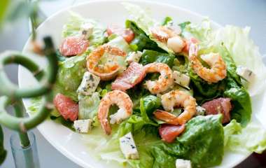 Салат с кальмарами, грушами и малиной