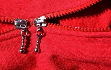 Нізащо не здогадаєтесь причину: навіщо на куртках роблять два замки