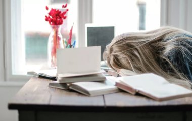 Лікар назвав правильну позу для роботи в офісі