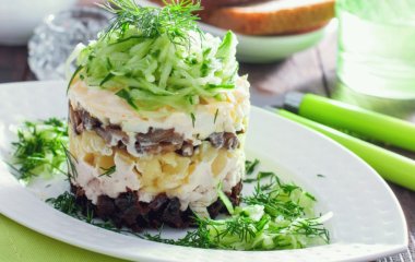 Вместо оливье и мимозы: какой легендарный салат времен СССР мы забыли