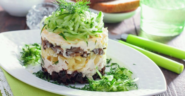 Вместо оливье и мимозы: какой легендарный салат времен СССР мы забыли