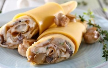 Нежные блины с грибами в сырно-сметанном соусе: самый вкусный рецепт