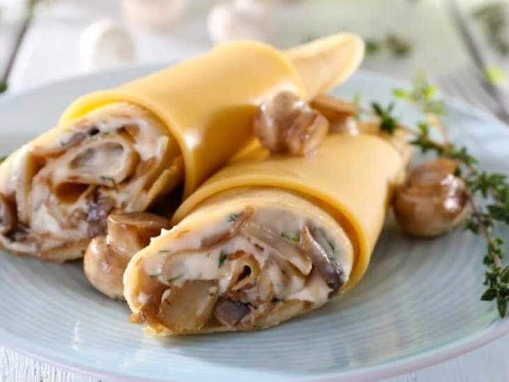 Нежные блины с грибами в сырно-сметанном соусе: самый вкусный рецепт
