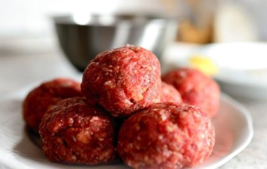 Не додавайте цей популярний продукт у фарш: котлети стають жорсткими та сухими