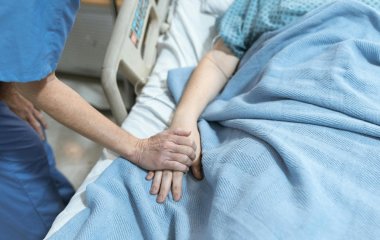 Жінку звільнили після 114 днів на лікарняному за рік: на чий бік стала комісія