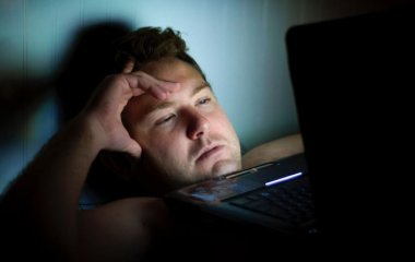 Як знову заснути після різкого пробудження серед ночі: поради експерта
